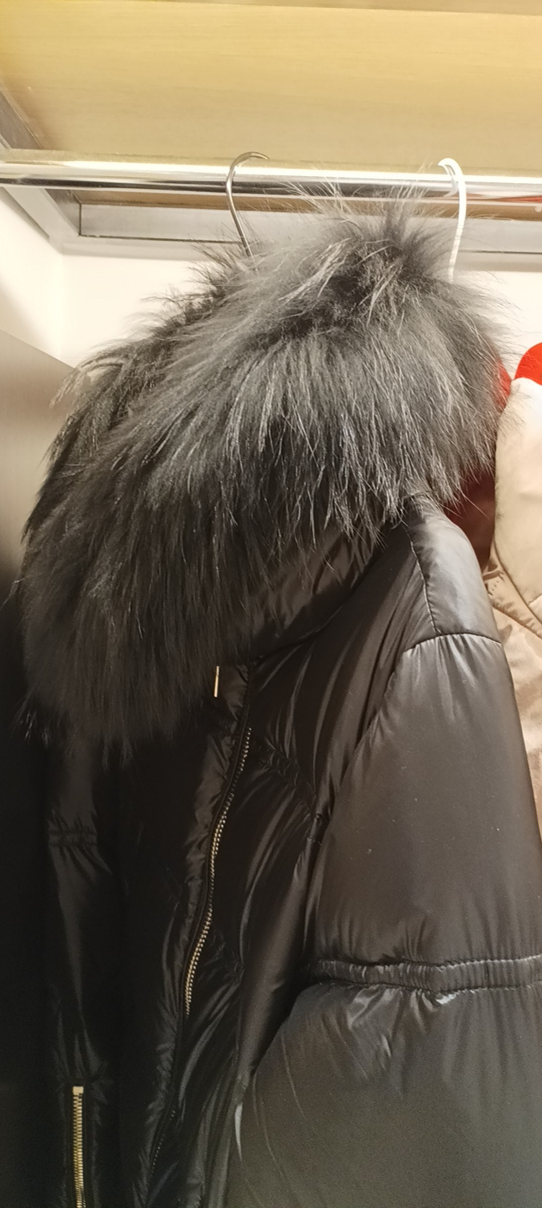 Piumino nero con collo in pelliccia VLab