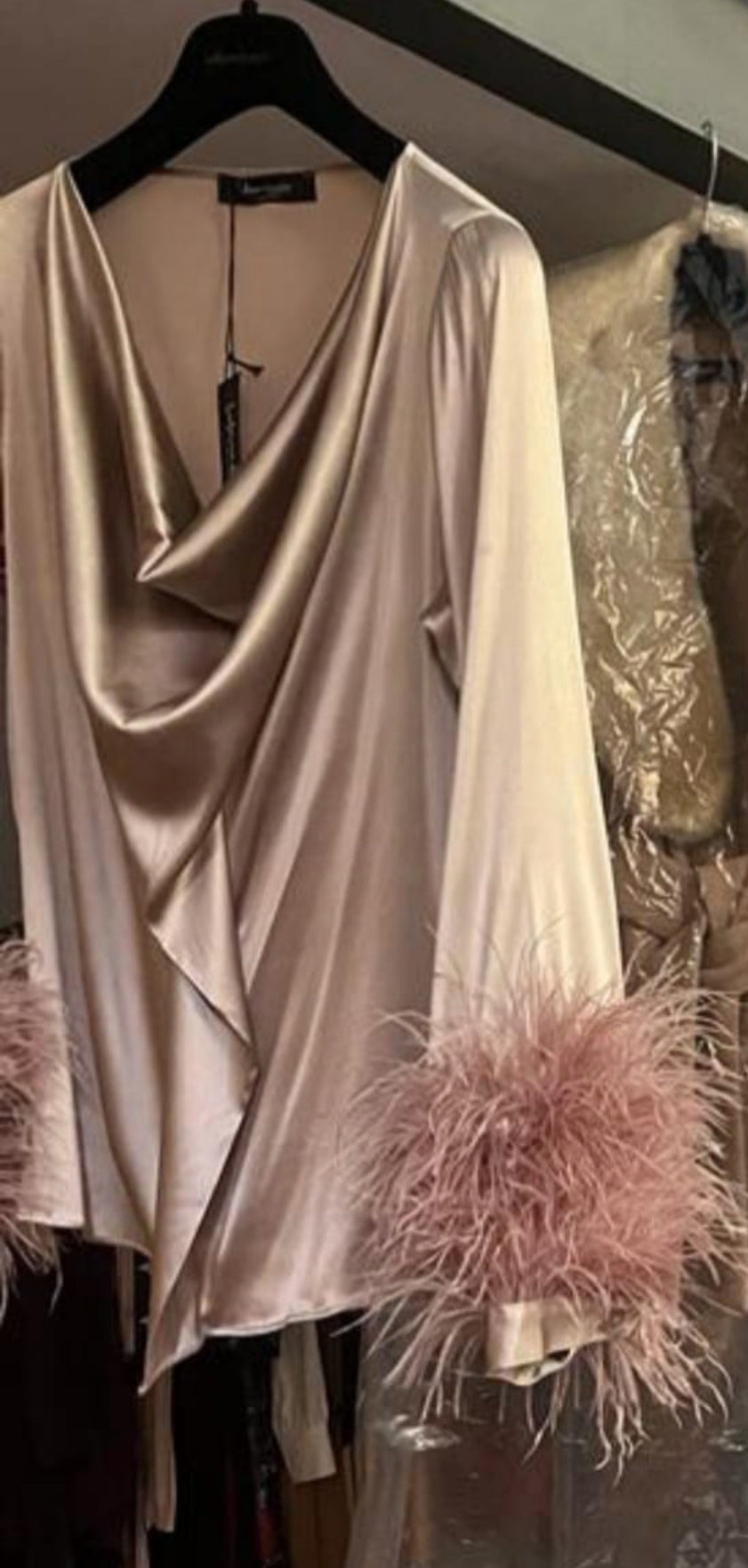 camicia in seta con piume di struzzo