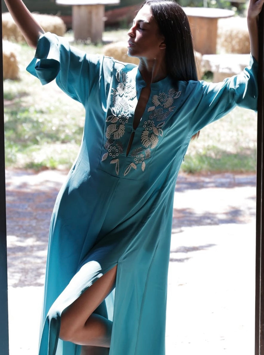 abito in crepe de chine di seta con plastron ricamato beatrice .b