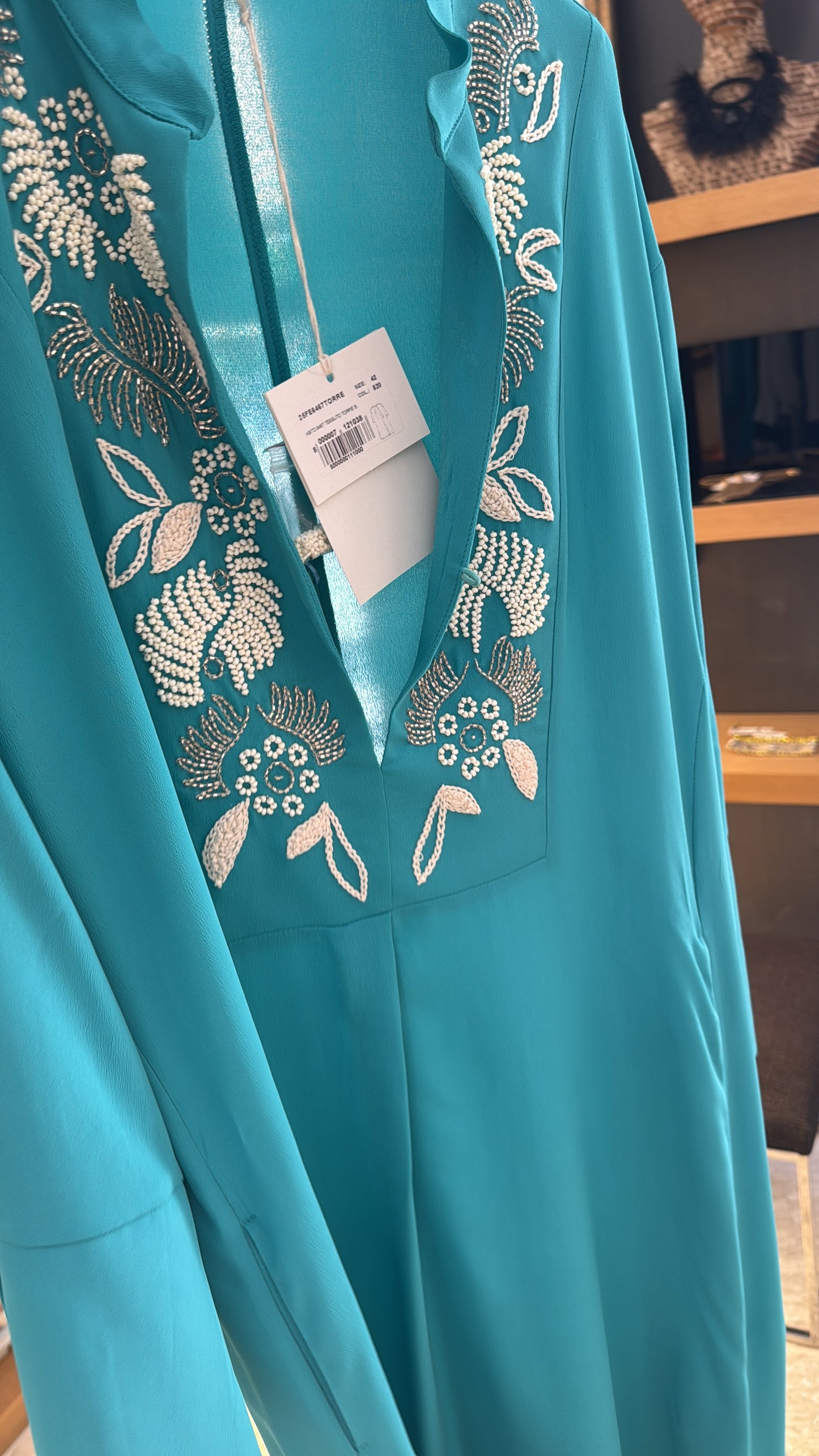 abito in crepe de chine di seta con plastron ricamato beatrice .b