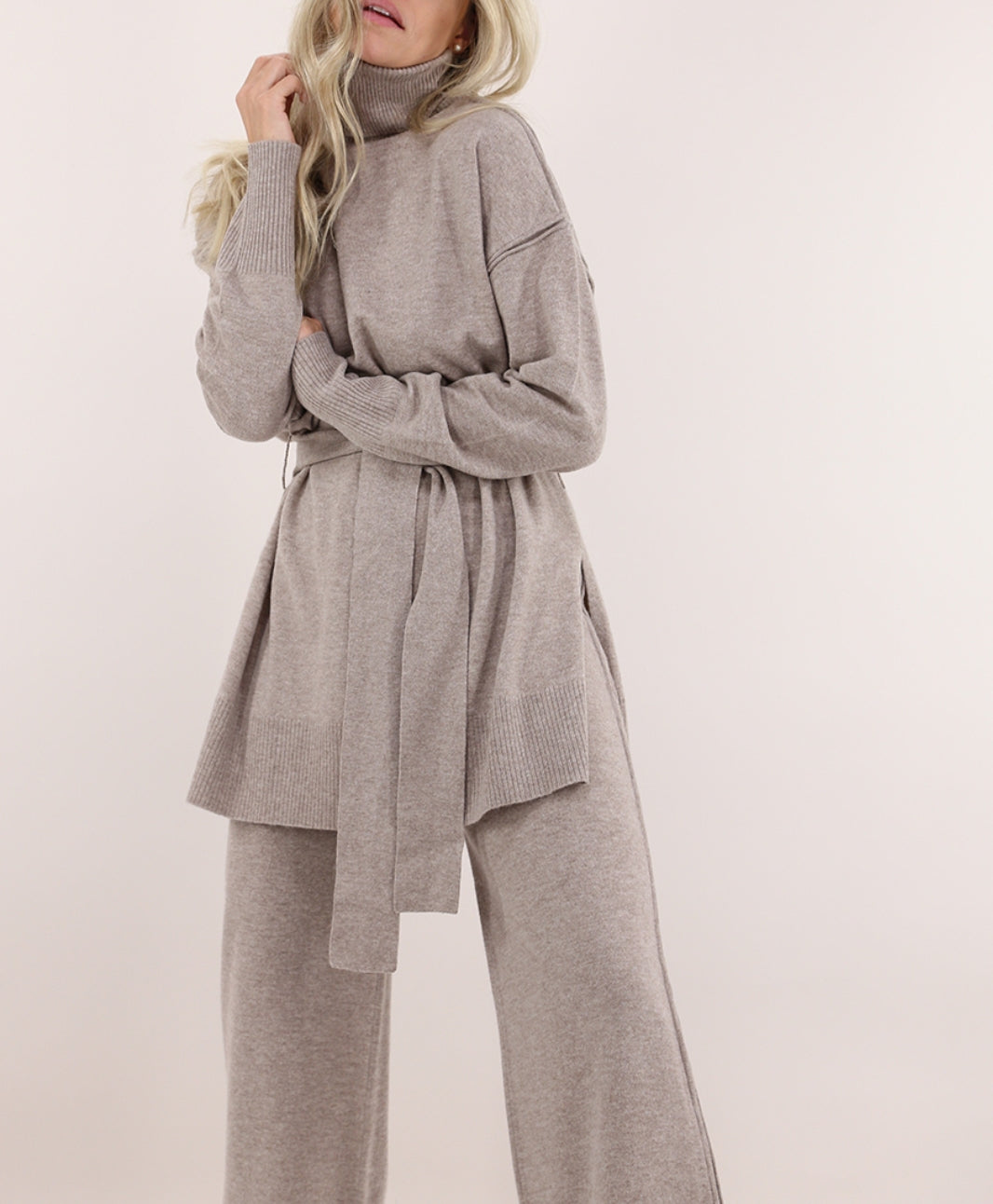 maglia lunga con collo alto e cintura beatrice .b